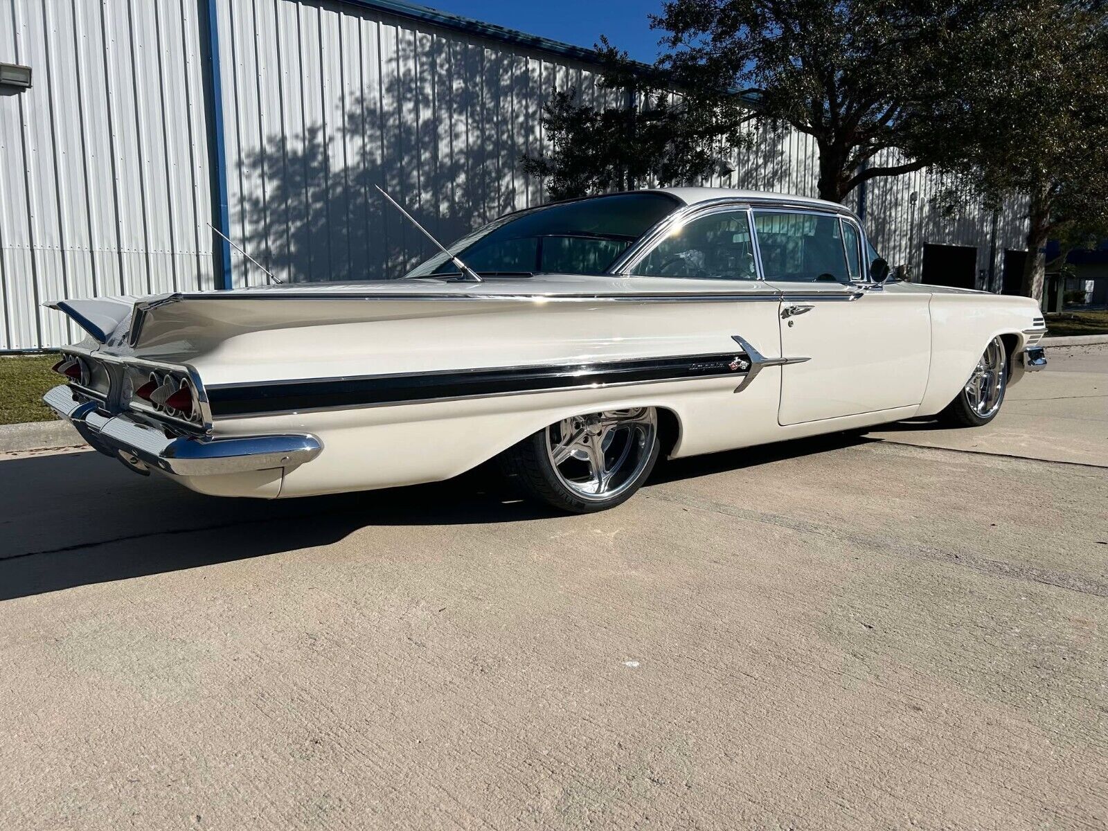 Chevrolet-Impala-1960-White-Black-1609-3