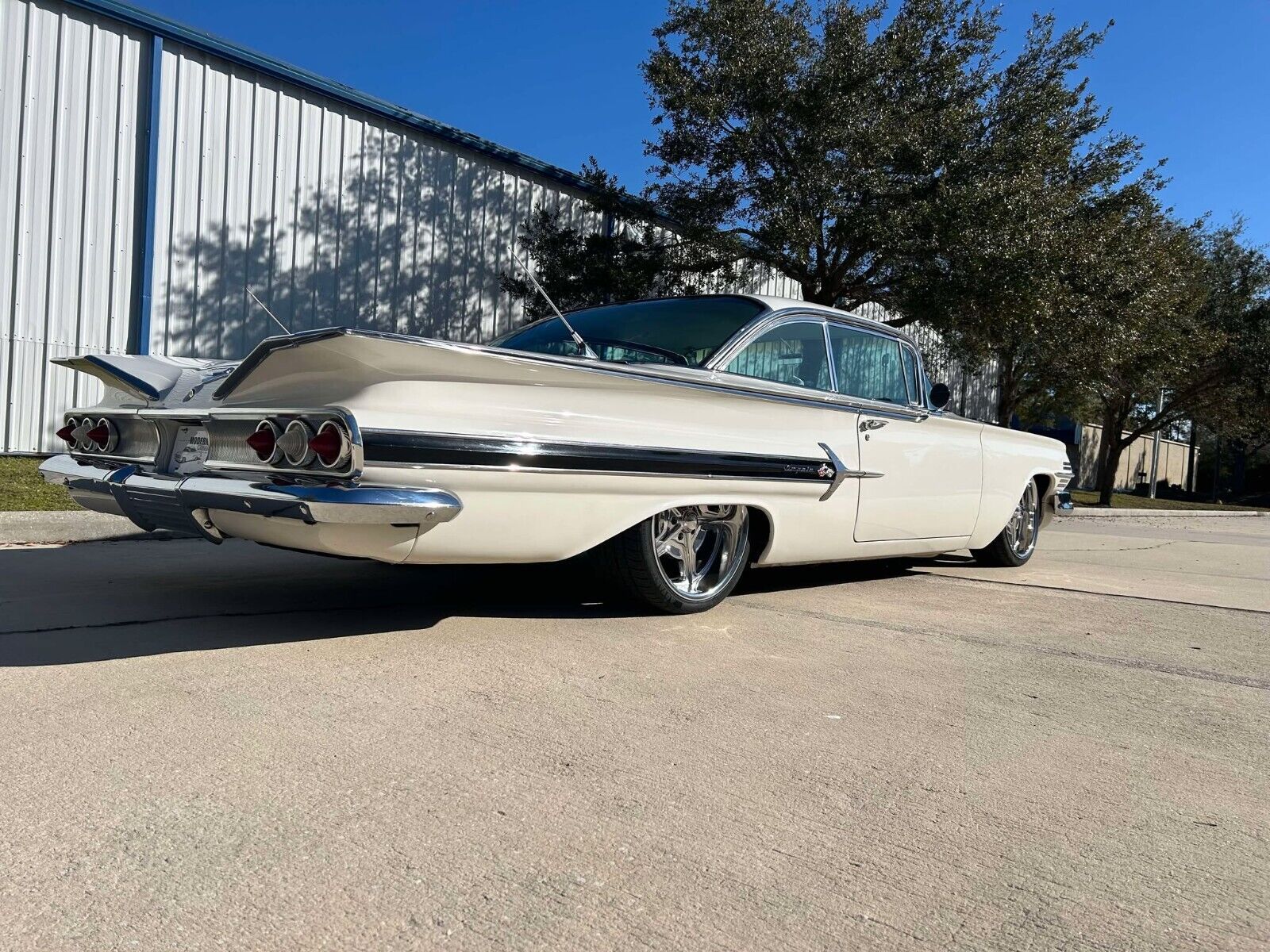 Chevrolet-Impala-1960-White-Black-1609-7