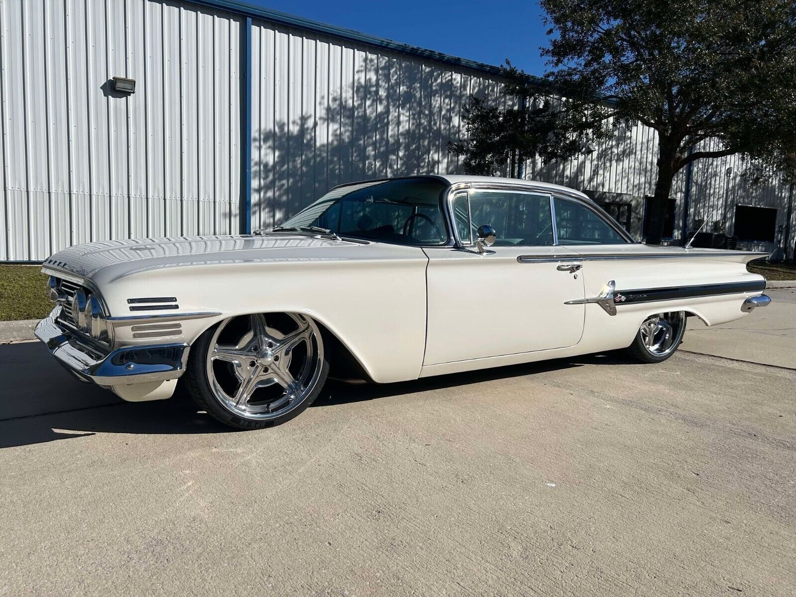 Chevrolet-Impala-1960-White-Black-1609-9