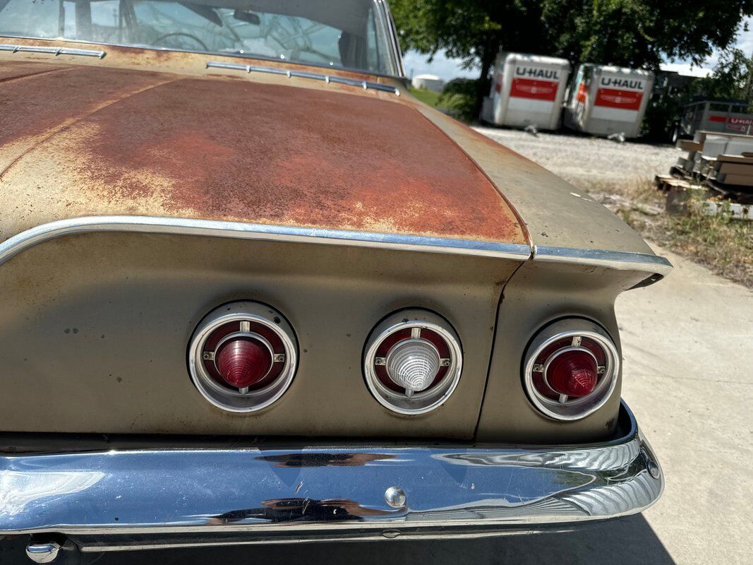 Chevrolet-Impala-1961-Gold-Tan-0-31