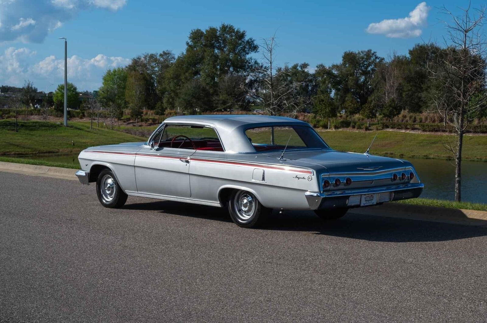 Chevrolet-Impala-1962-Silver-Red-73478-3