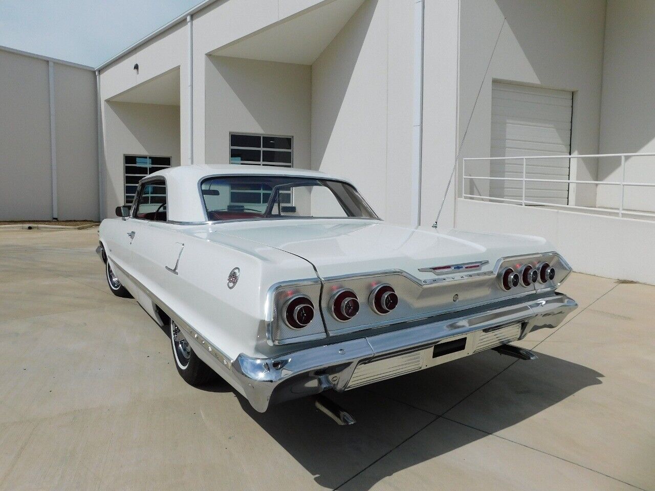 Chevrolet-Impala-1963-White-Red-25857-7