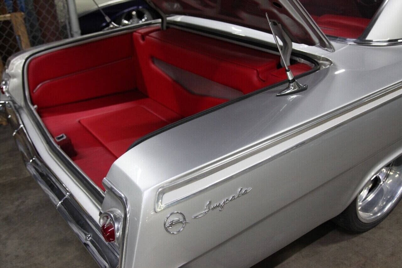 Chevrolet-Impala-502-Coupe-1962-Silver-Red-55630-33