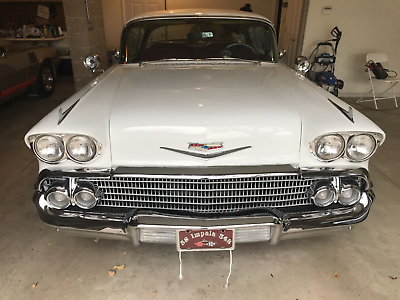 Chevrolet-Impala-Coupe-1958-White-Burgundy-6397-1