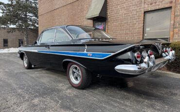 Chevrolet-Impala-Coupe-1961-Black-Blue-70452-3