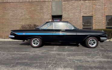 Chevrolet-Impala-Coupe-1961-Black-Blue-70452-8