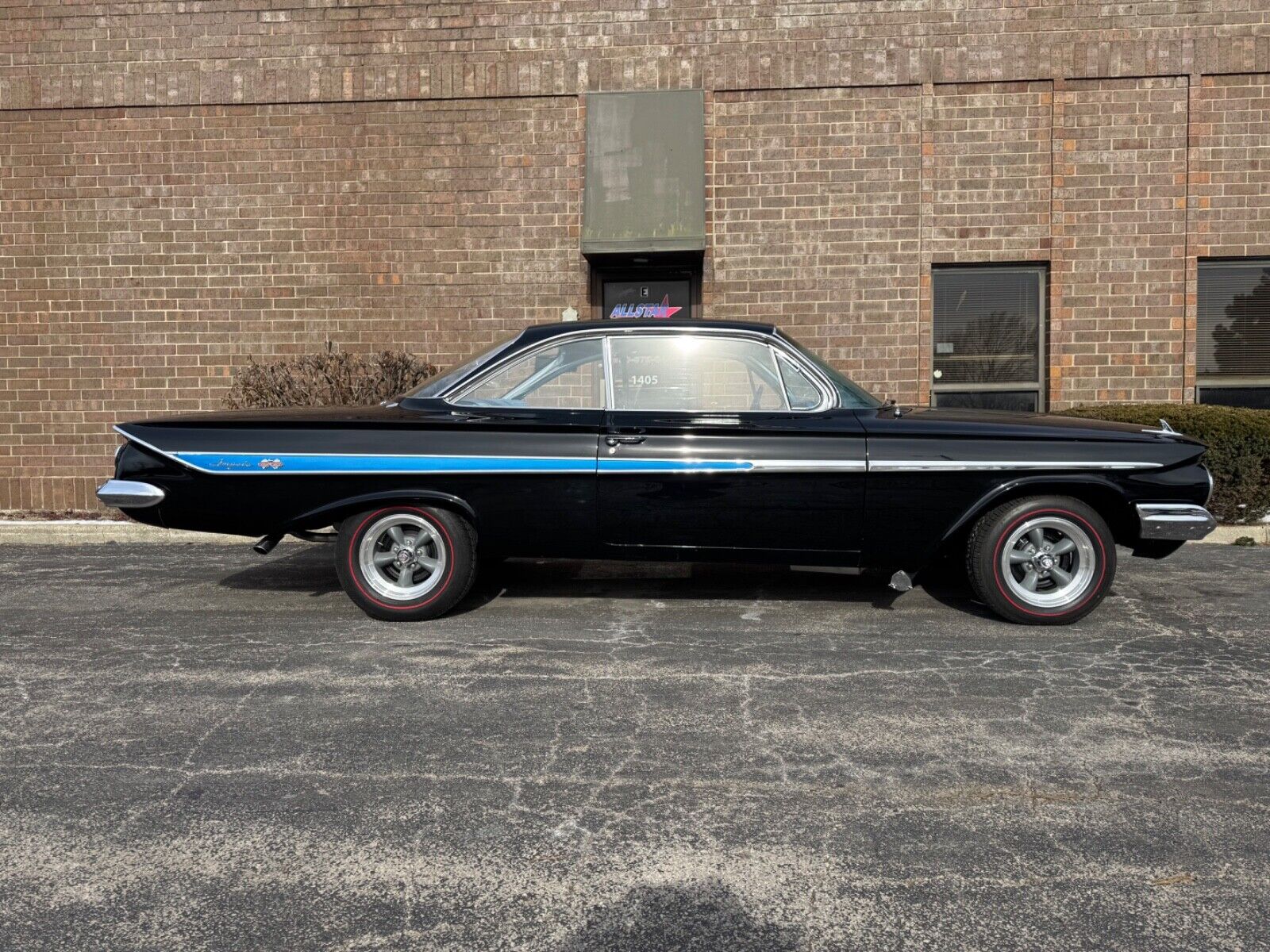 Chevrolet-Impala-Coupe-1961-Black-Blue-70452-8