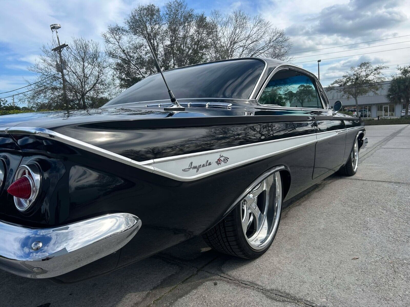 Chevrolet-Impala-Coupe-1961-Black-Gray-1609-1