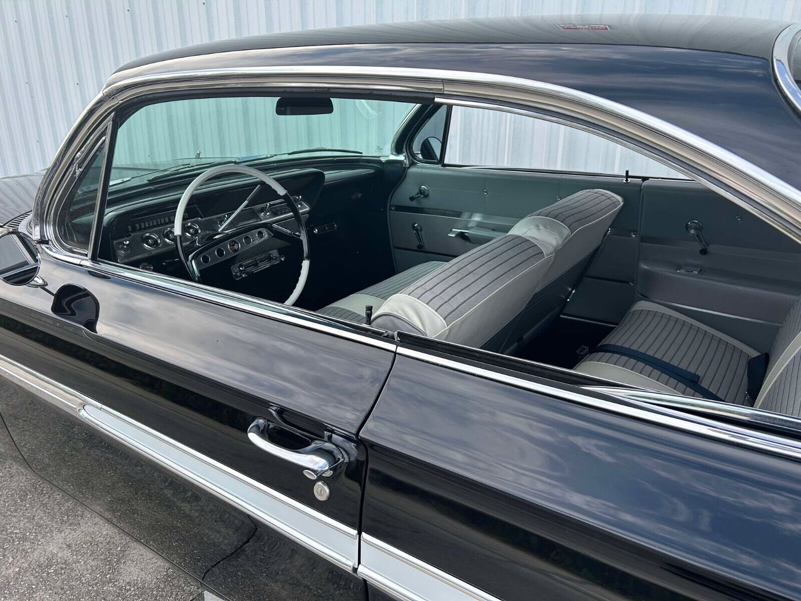 Chevrolet-Impala-Coupe-1961-Black-Gray-1609-21