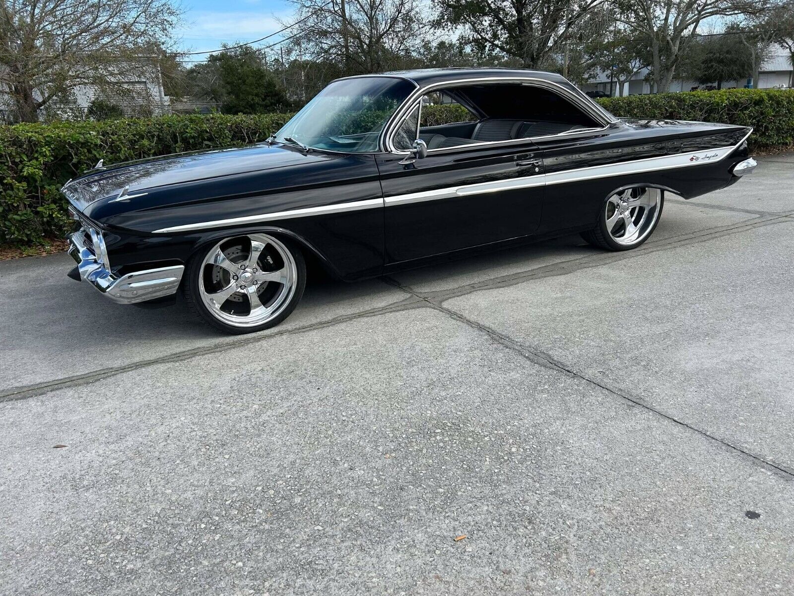 Chevrolet-Impala-Coupe-1961-Black-Gray-1609-26