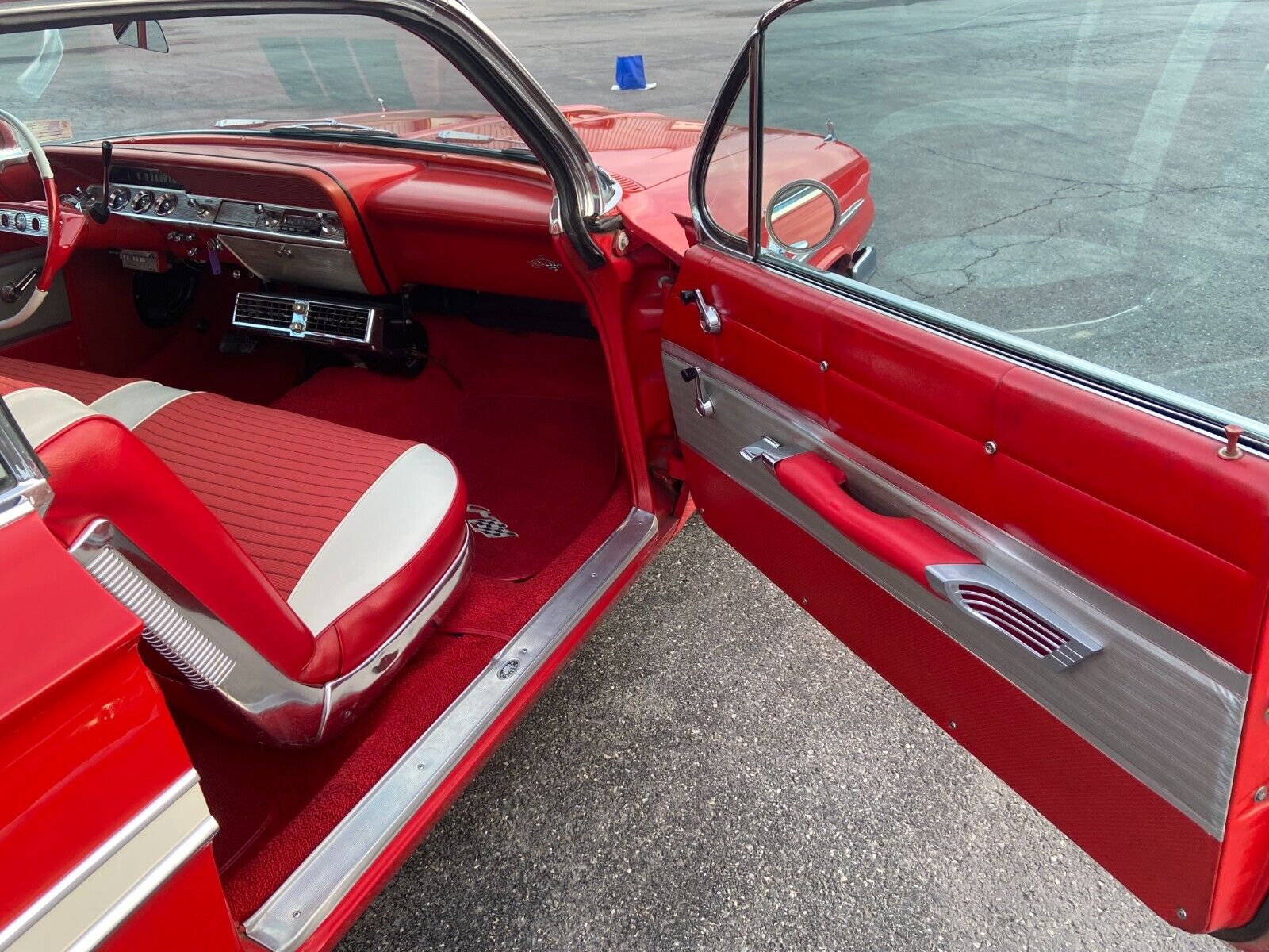 Chevrolet-Impala-Coupe-1961-Red-Red-157498-31