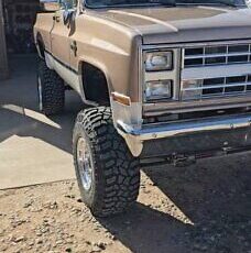 Chevrolet-K-10-Pickup-1985-Gold-Gray-209215-2