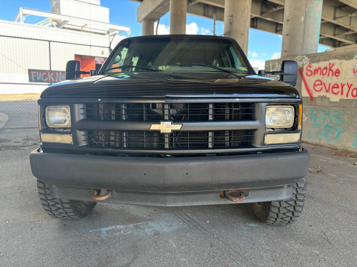 Chevrolet-K2500-suburban-1995-black-209214-7