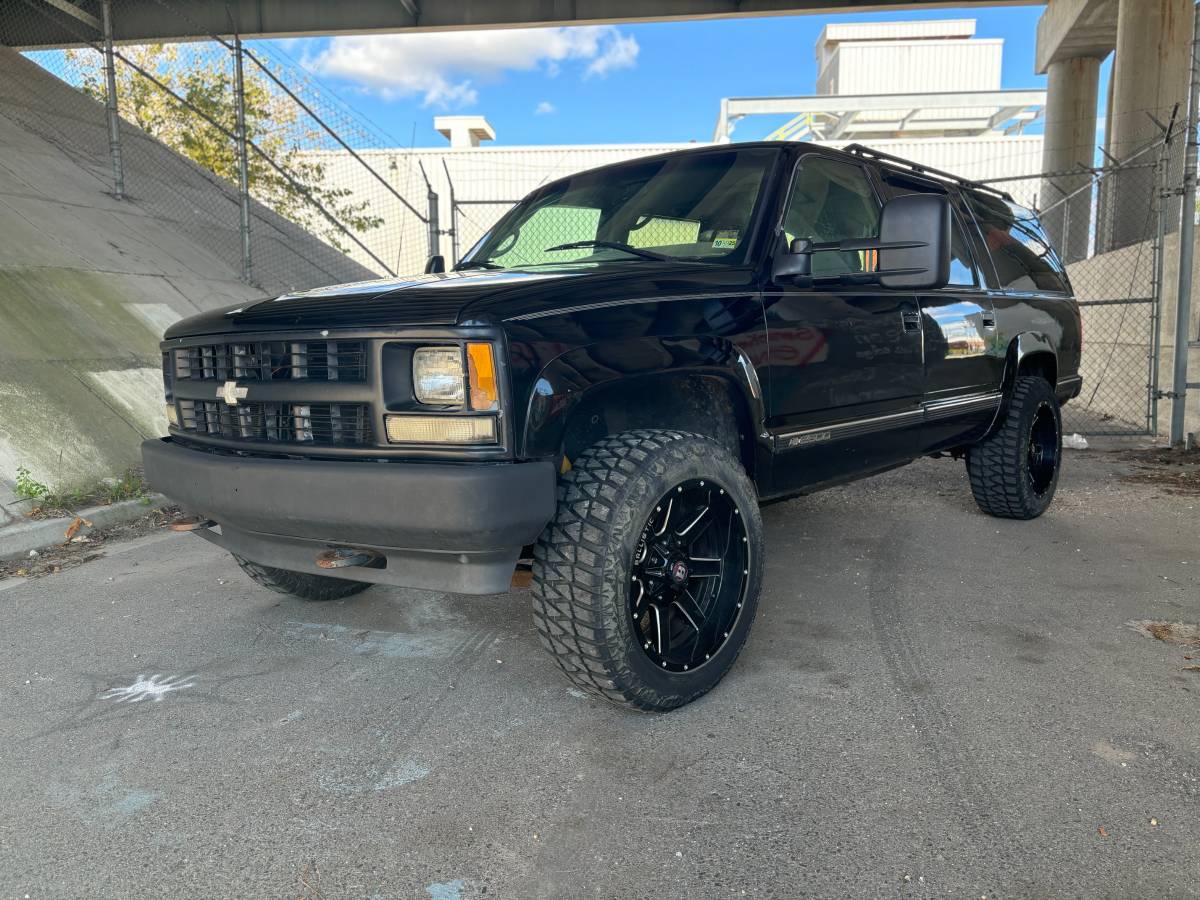 Chevrolet-K2500-suburban-1995-black-209214