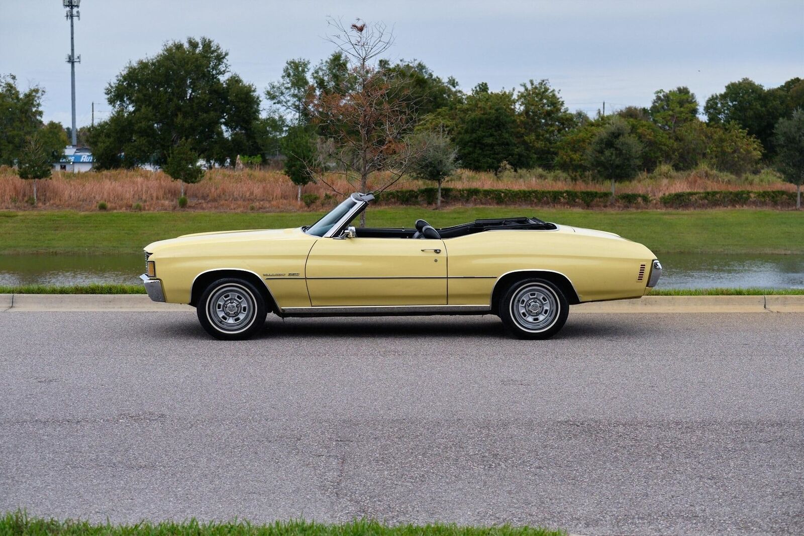 Chevrolet-Malibu-1972-Yellow-Black-158454-1