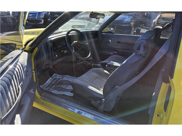 Chevrolet-Monte-Carlo-1987-Yellow-Gray-160094-9