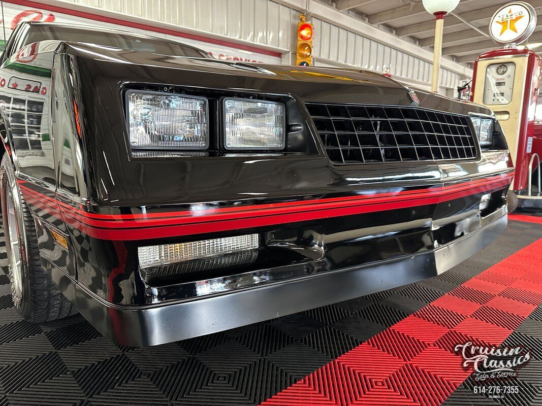 Chevrolet-Monte-Carlo-1988-Black-Maroon-7556-4