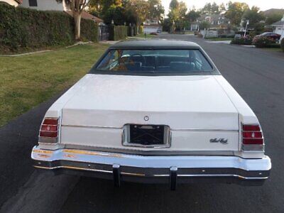 Chevrolet-Monte-Carlo-Coupe-1977-White-Green-125529-4