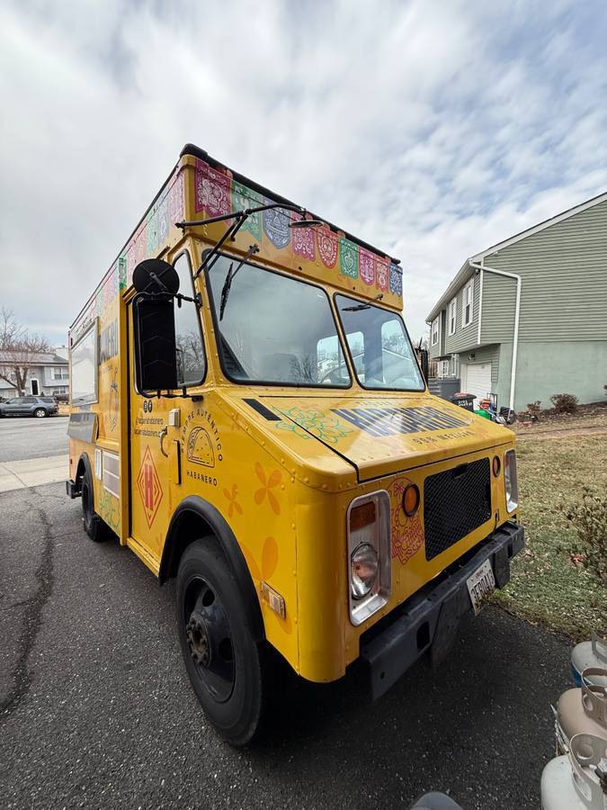 Chevrolet-P30-step-van-diesel-1987-yellow-122310