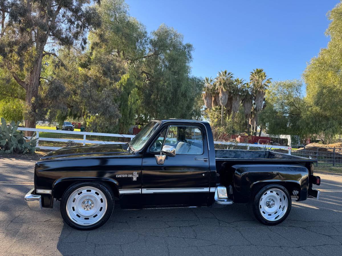 Chevrolet-Pickup-c10-shortbox-1985-black-159325-1