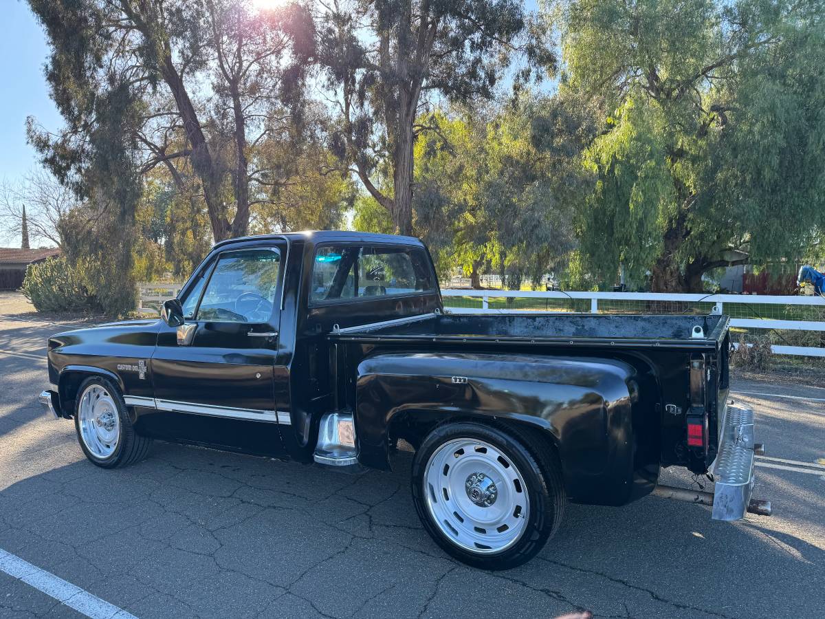 Chevrolet-Pickup-c10-shortbox-1985-black-159325-2