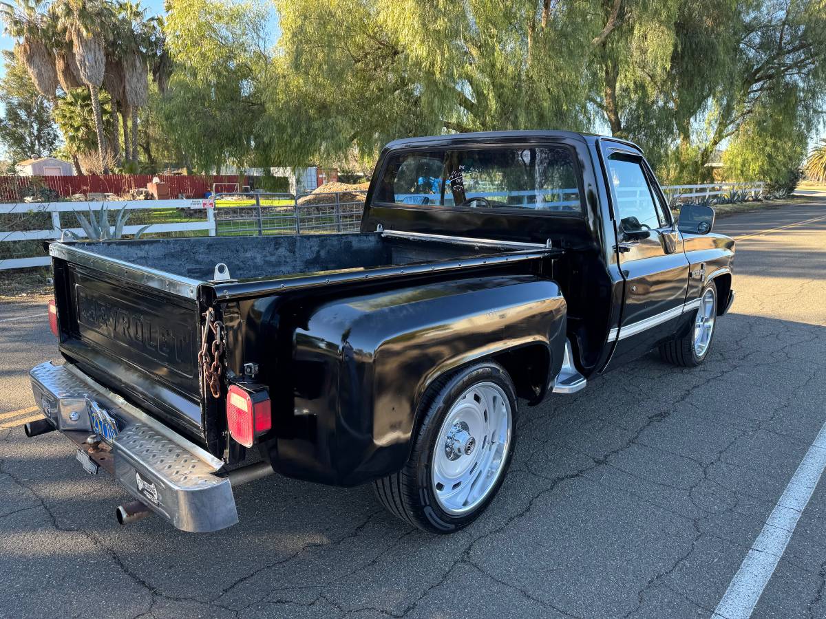 Chevrolet-Pickup-c10-shortbox-1985-black-159325-3