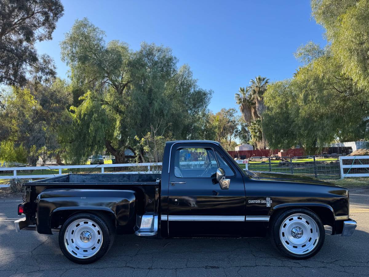 Chevrolet-Pickup-c10-shortbox-1985-black-159325-4