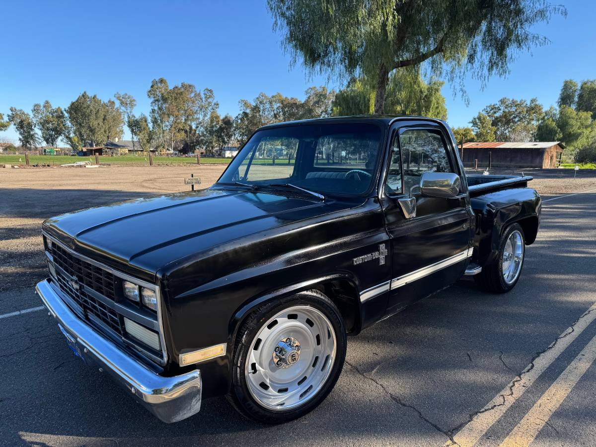 Chevrolet-Pickup-c10-shortbox-1985-black-159325