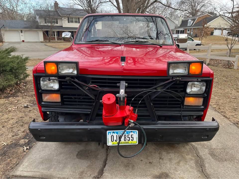 Chevrolet-Pickup-diesel-1985-red-205996