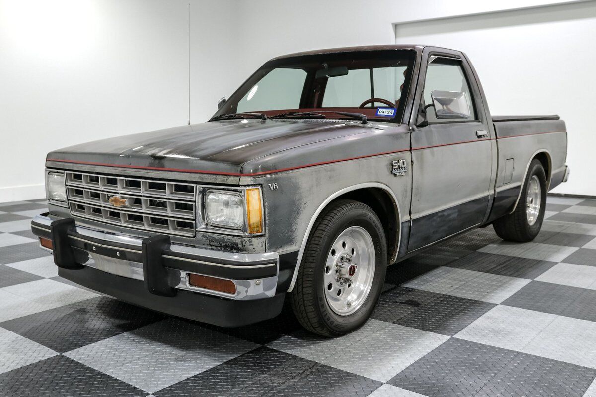 Chevrolet-S-10-Pickup-1982-Black-Red-221629-2