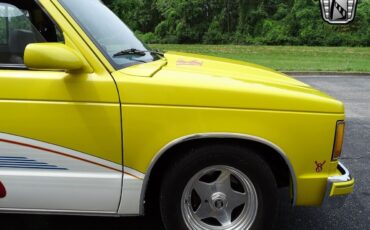 Chevrolet-S-10-Pickup-1982-Yellow-Black-28360-11