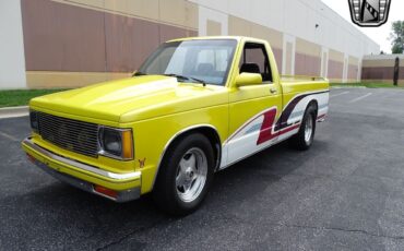 Chevrolet-S-10-Pickup-1982-Yellow-Black-28360-2