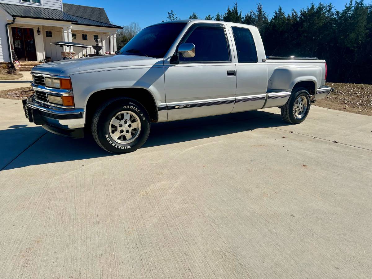 Chevrolet-Silverado-1500-1994-silver-157715-1