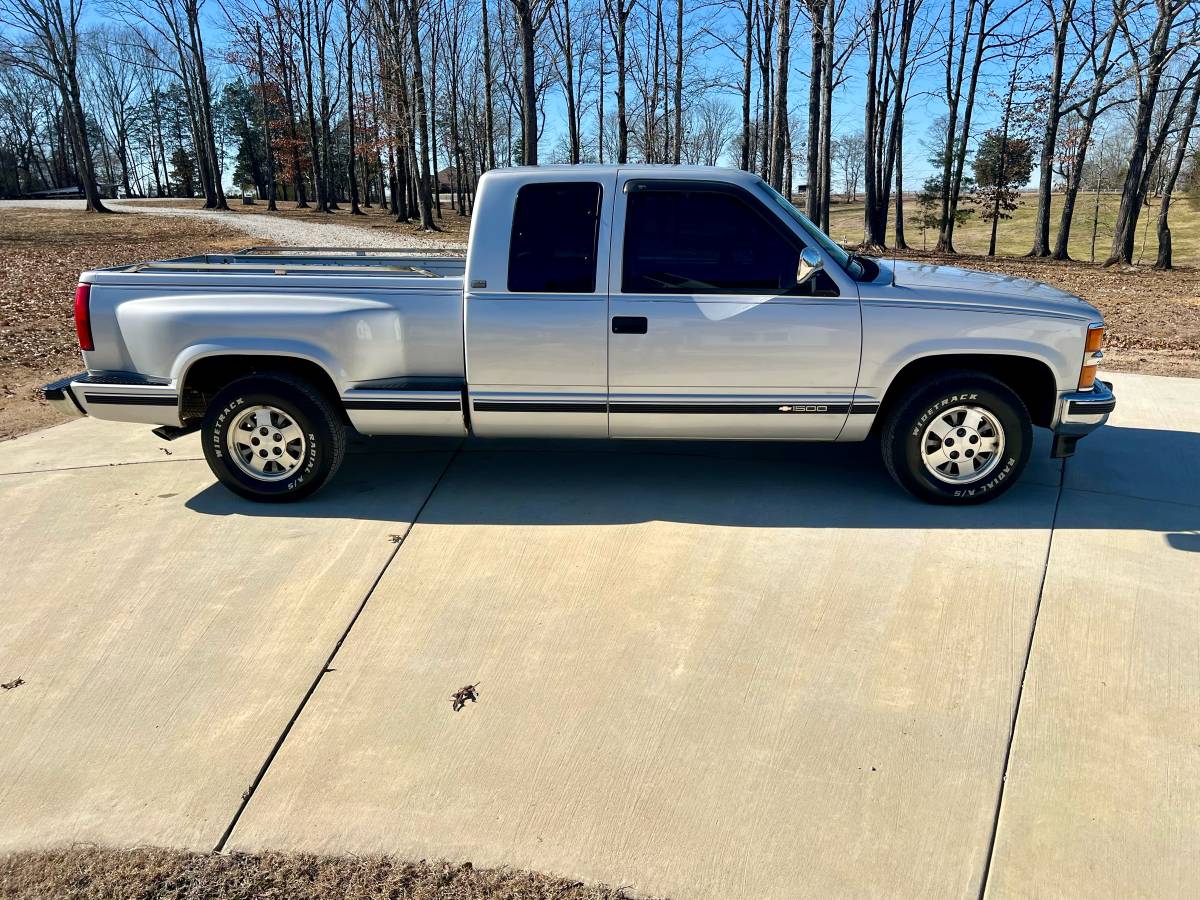 Chevrolet-Silverado-1500-1994-silver-157715-4