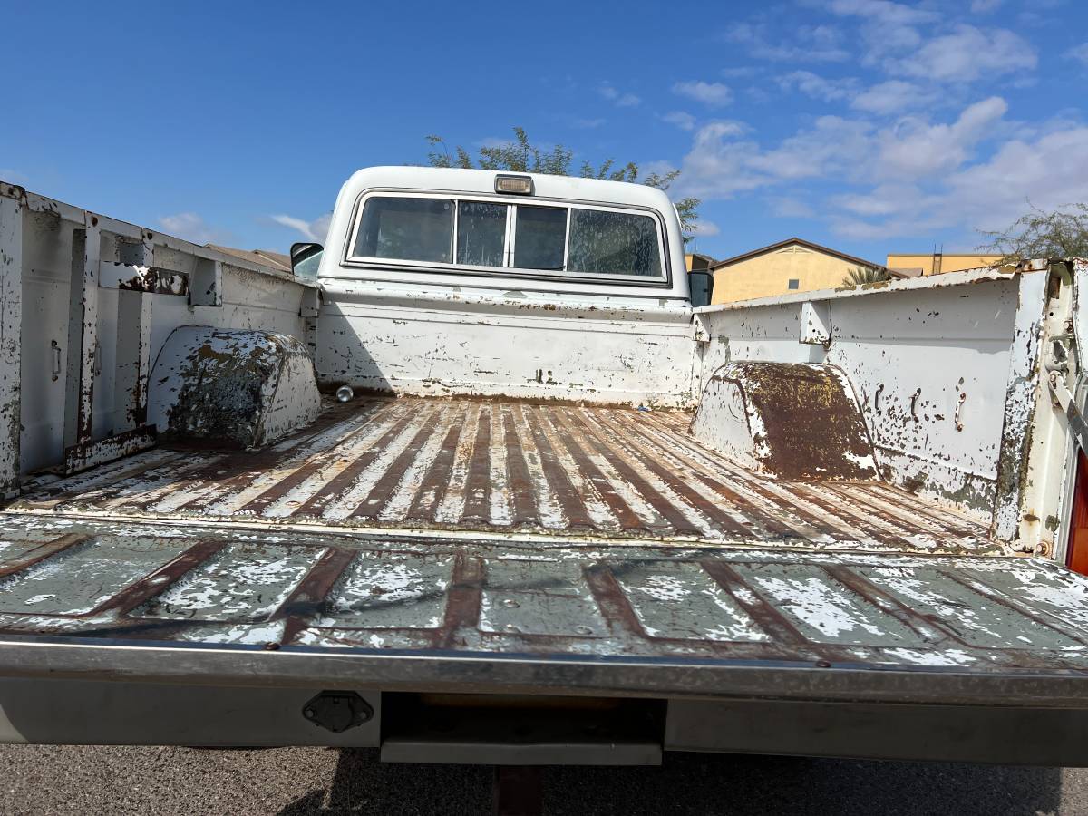 Chevrolet-Silverado-1972-white-111044-17