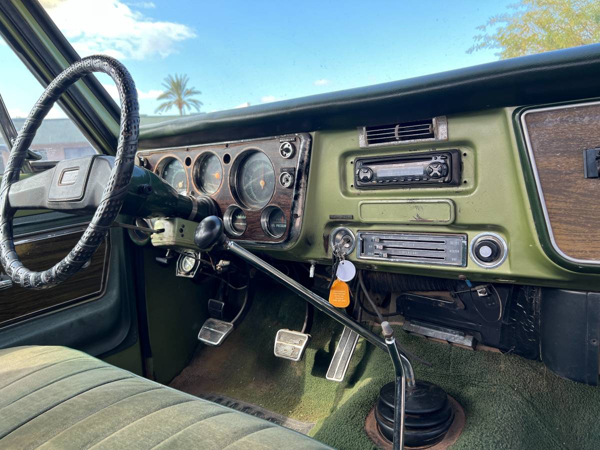 Chevrolet-Silverado-1972-white-111044-9