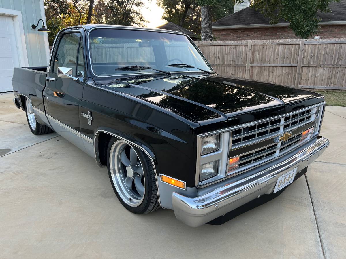 Chevrolet-Silverado-1984-black-73616-1