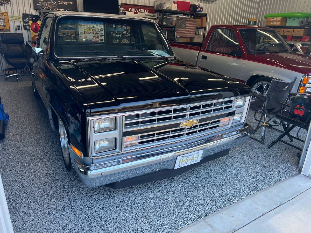 Chevrolet-Silverado-1984-black-73616-14