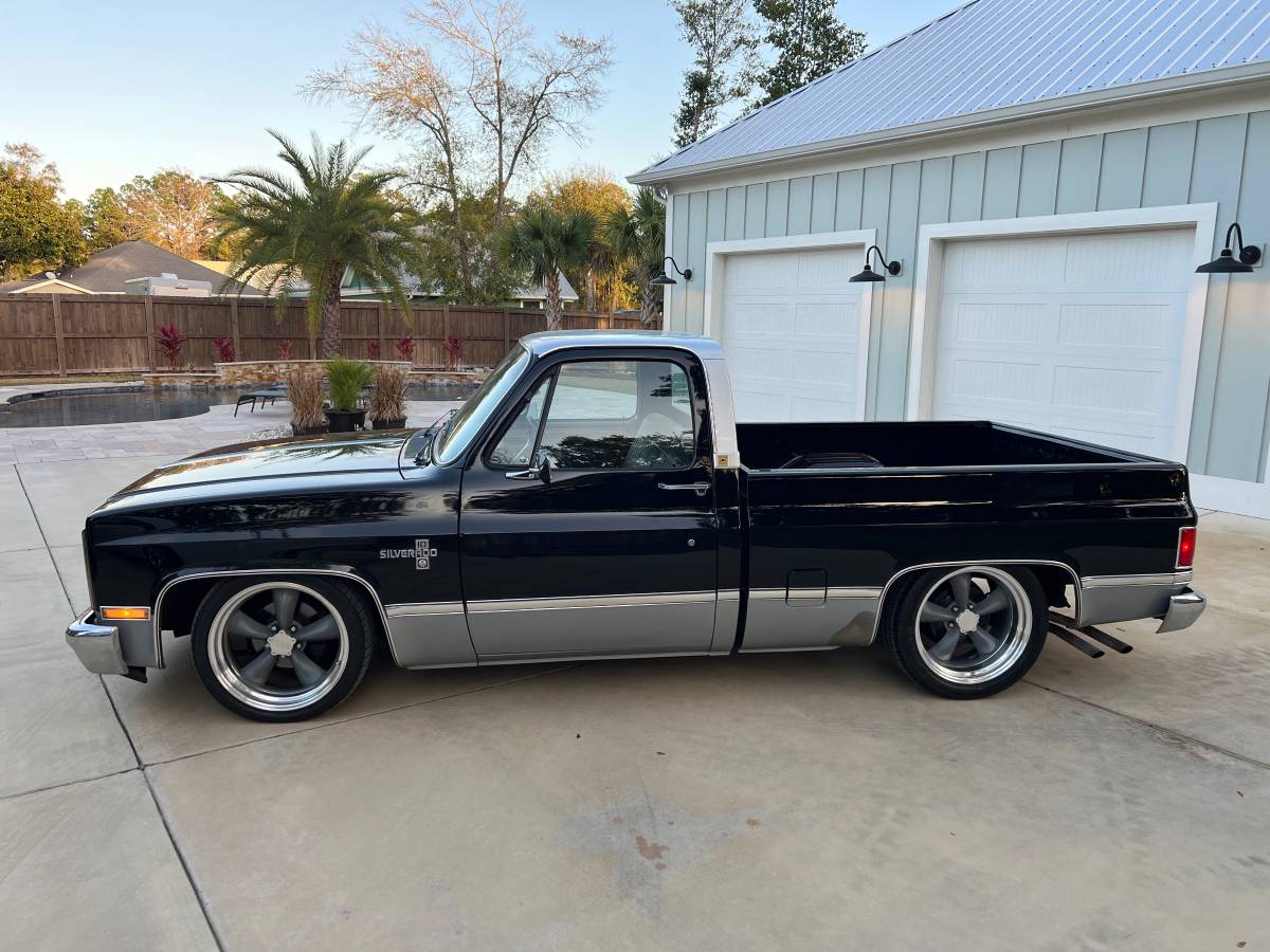 Chevrolet-Silverado-1984-black-73616-2