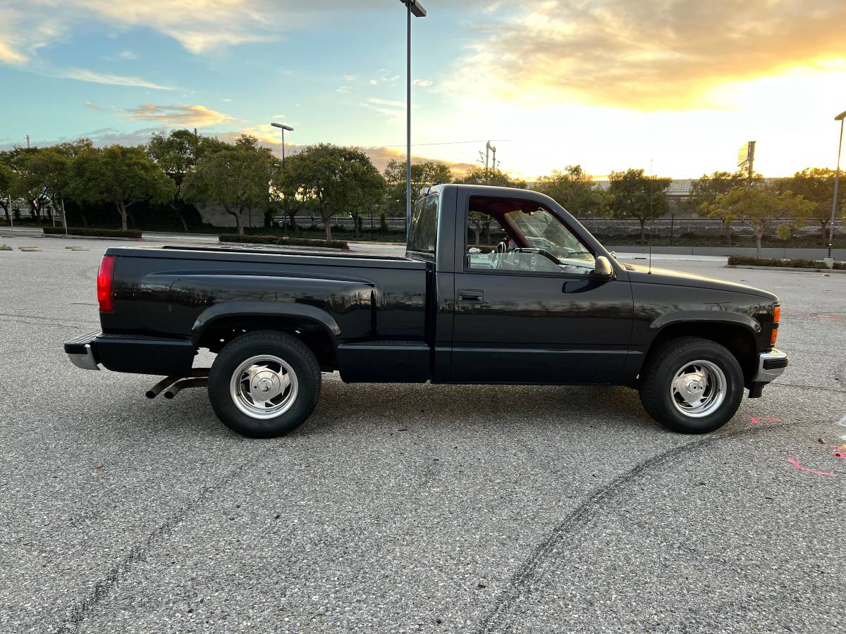 Chevrolet-Silverado-1988-black-251057-1