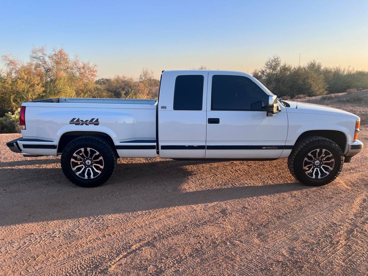 Chevrolet-Silverado-1995-white-259908-2