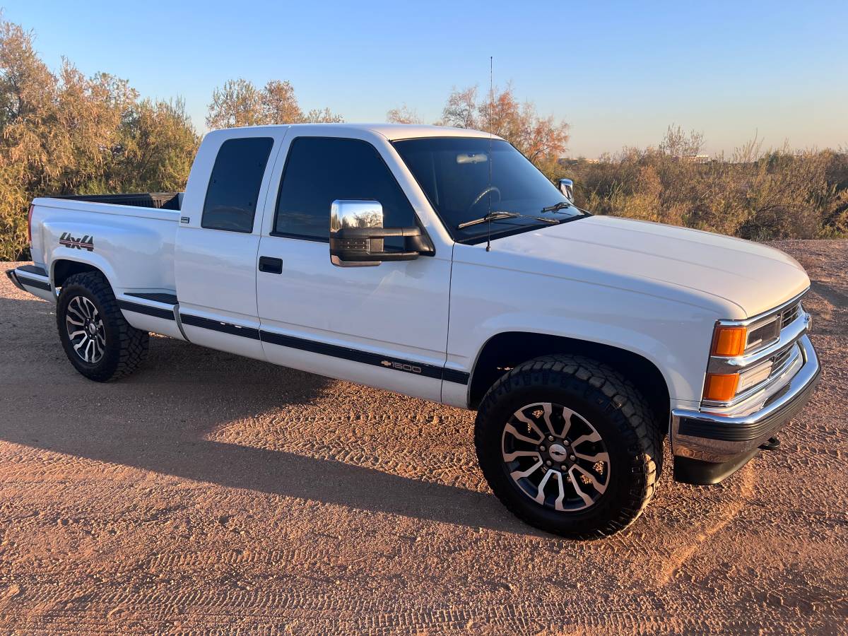 Chevrolet-Silverado-1995-white-259908