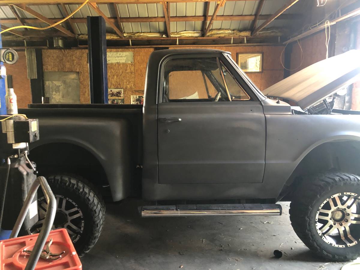 Chevrolet-Silverado-2500hd-1968-custom-805-10