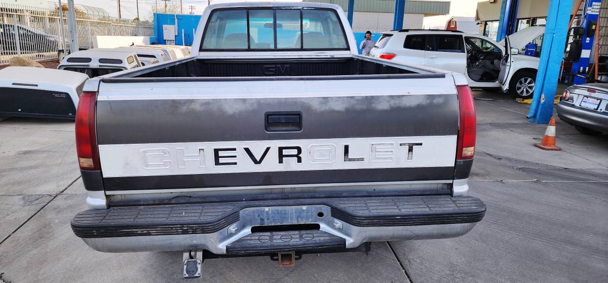 Chevrolet-Silverado-k2500-4x4-1993-silver-188294-3