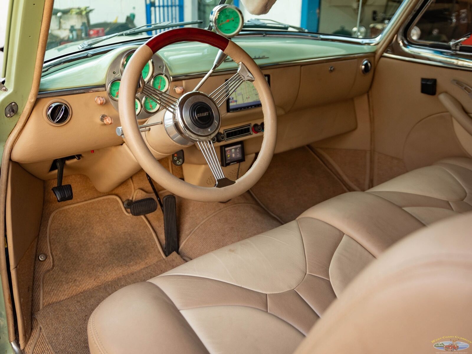 Chevrolet-Special-Fleetline-Berline-1950-Green-Tan-3438-31