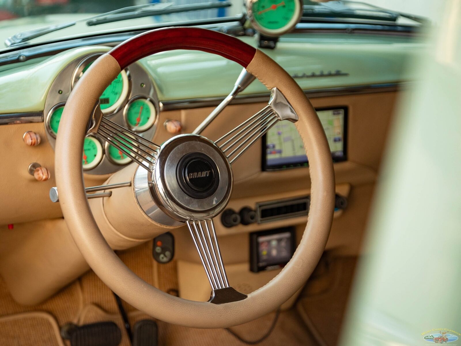 Chevrolet-Special-Fleetline-Berline-1950-Green-Tan-3438-32