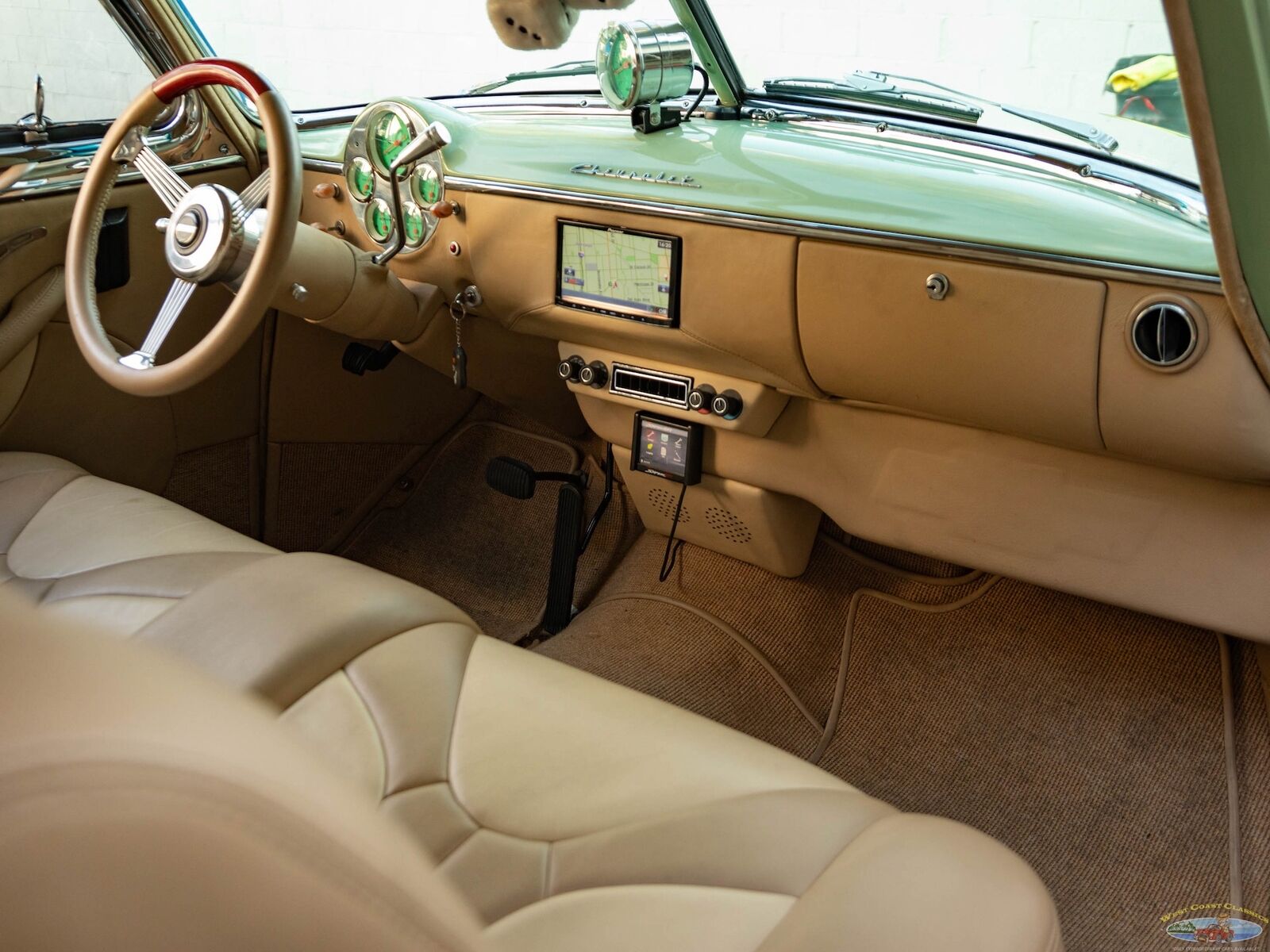 Chevrolet-Special-Fleetline-Berline-1950-Green-Tan-3438-39