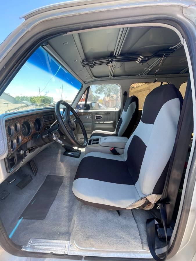 Chevrolet-Suburban-12-ton-nominal-1991-grey-378195-9