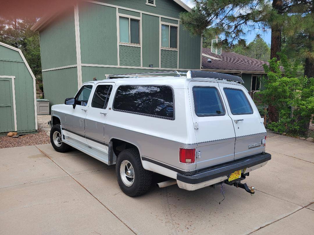 Chevrolet-Suburban-12-ton-nominal-1991-white-300947-1