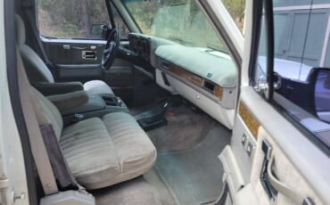 Chevrolet-Suburban-12-ton-nominal-1991-white-300947-2